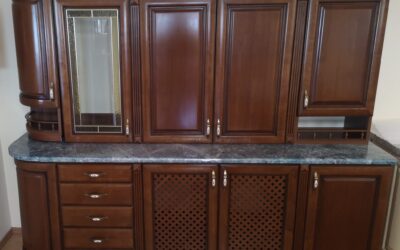 Bahama fa konyhabútor/tálalószekrény antikolt diószínű olasz bútorajtókkal – LEÁRAZTUK!